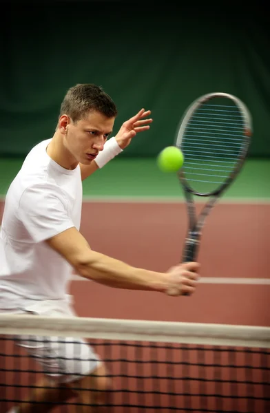 Junger Mann spielt Tennis — Stockfoto